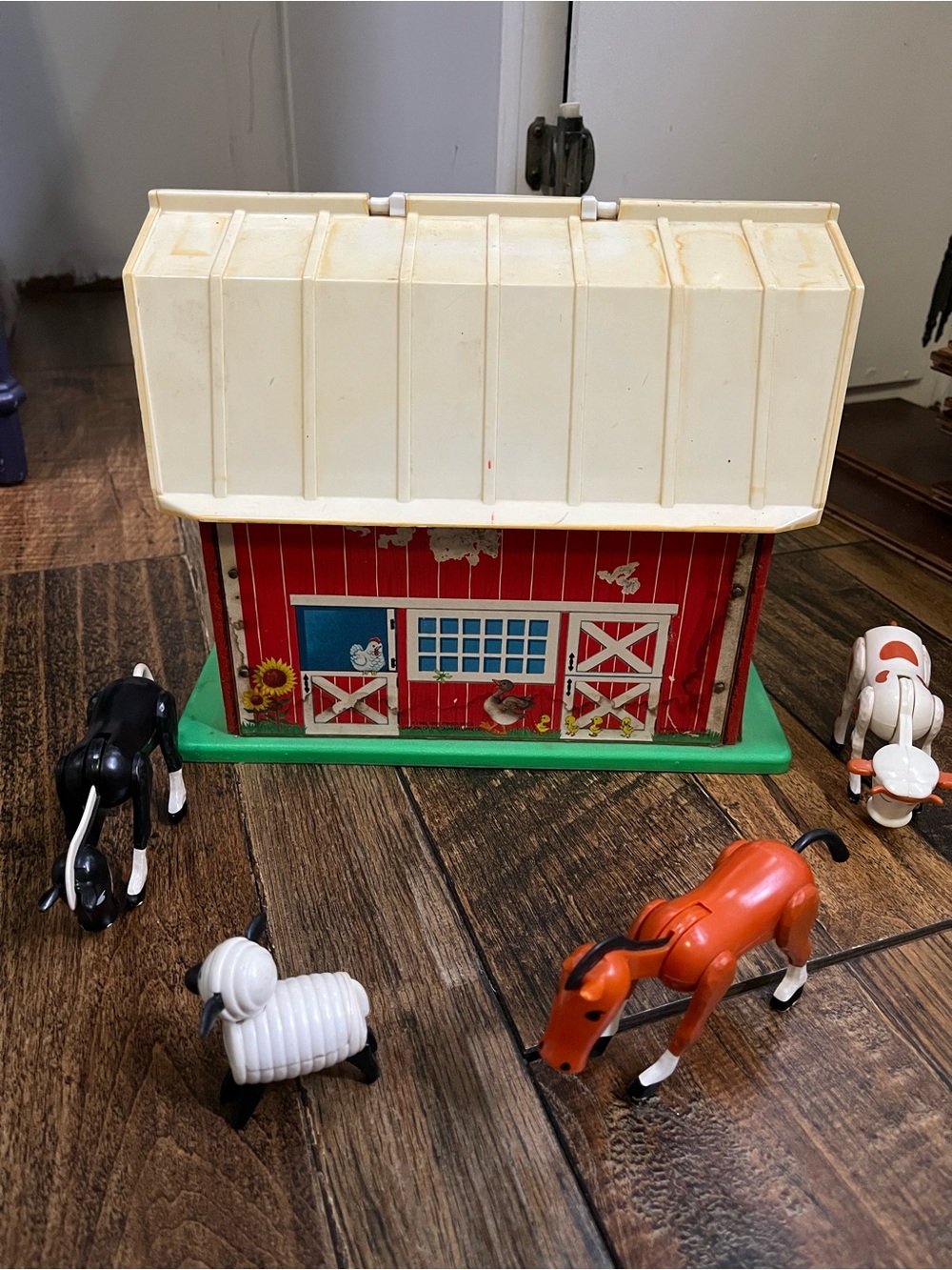 Vintage Fisher Price barn, tractor and farm animals - Picture 3 of 12